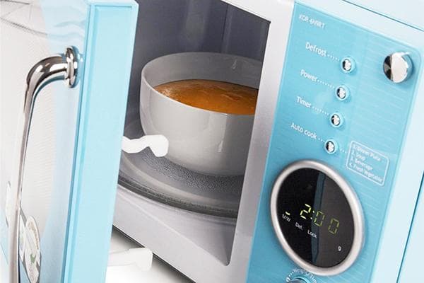 Bol en céramique avec soupe au micro-ondes