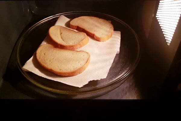 Pain sur une serviette au micro-ondes