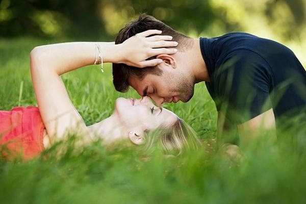 Amoureux sur l'herbe dans le parc