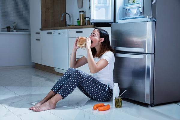 La fille mange avant de se coucher