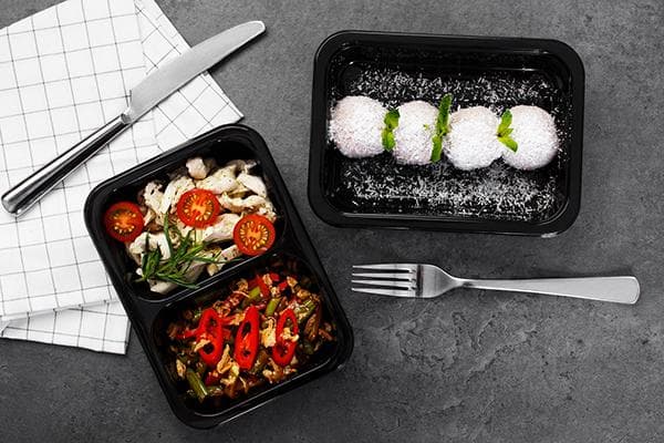 Plats préparés dans des contenants en plastique