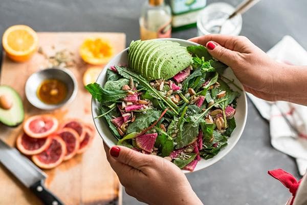 Salade de vitamines et avocat sur une assiette