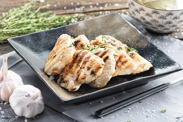 Filet de poulet grillé au thym