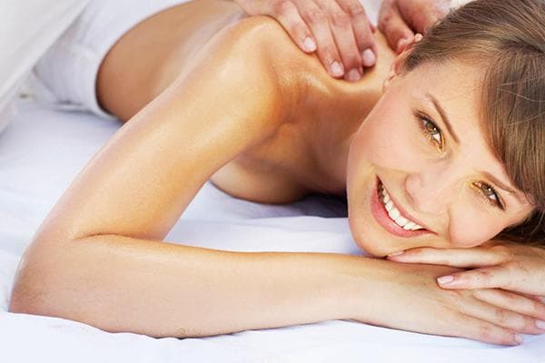 Un homme donne un massage à une fille