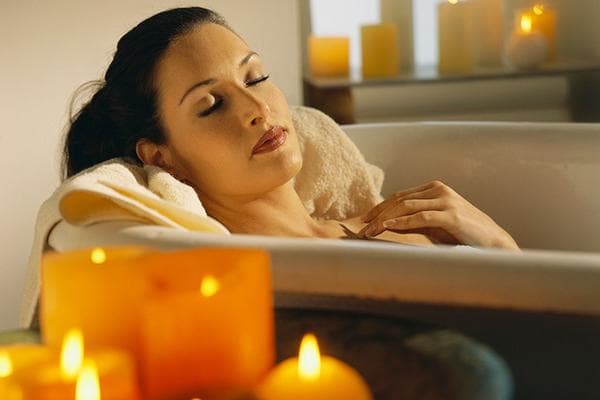 Femme prenant un bain