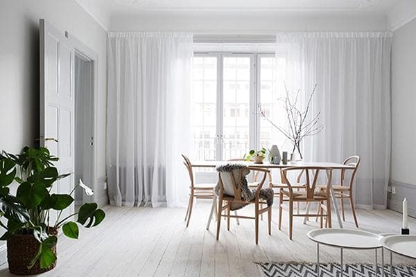 Tulle blanc dans le salon