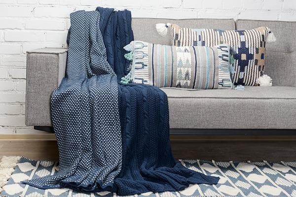 Couvertures bleues sur le canapé