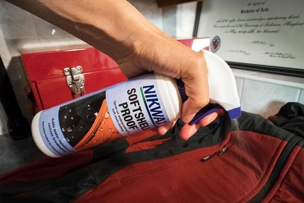 Application d'une imprégnation hydrofuge sur les vêtements