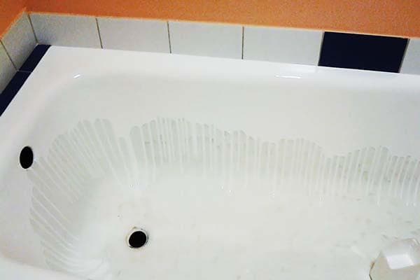 Restauration d'une baignoire à l'acrylique autonivelant