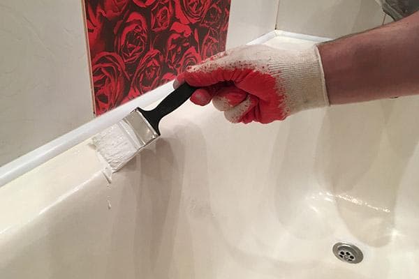 Peindre une baignoire avec de l'émail