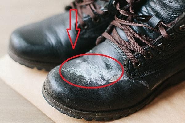 Traces de réactifs et de sel sur les bottes d'hiver