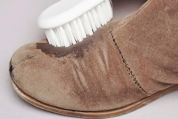 Nettoyer les bottes en daim