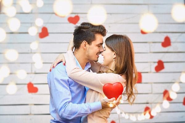 Un couple célèbre la Saint-Valentin