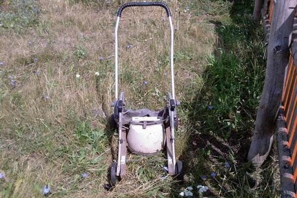 Tondeuse à gazon d'un vieil aspirateur
