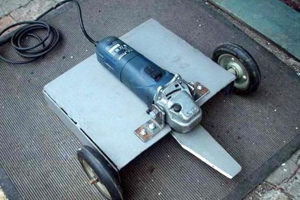 Tondeuse à gazon sur roues d'un vieil aspirateur