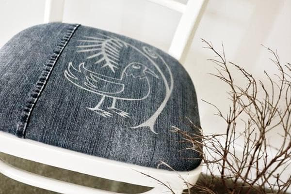 Rembourrage pour une chaise en jean avec un motif