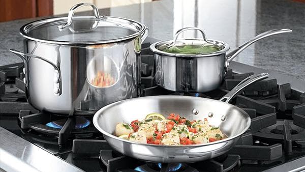 Casseroles et poêle à frire sur la cuisinière