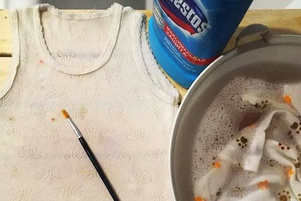 Enlever les taches sur les vêtements avec Domestos