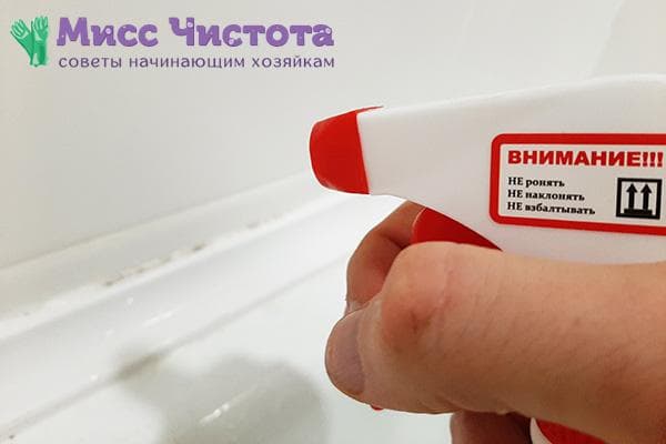 Appliquer un produit anti-moisissure dans la salle de bain