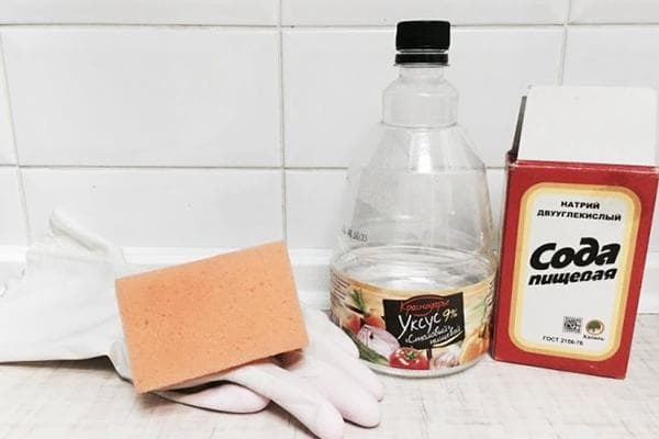 Bicarbonate de soude et vinaigre contre la moisissure dans la salle de bain