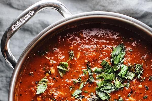 Plat aux piments forts et aux herbes