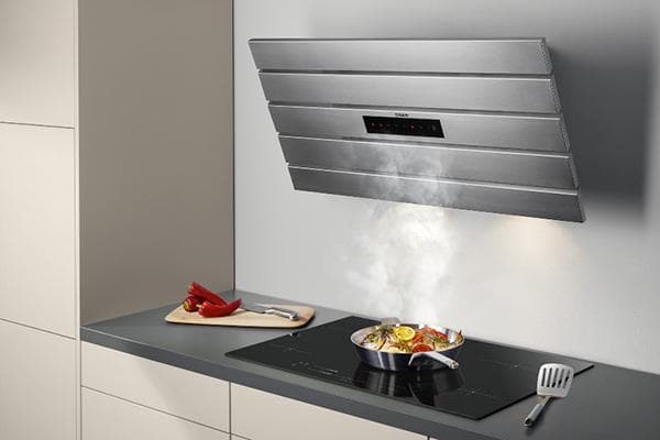 Hotte inclinée au-dessus du poêle