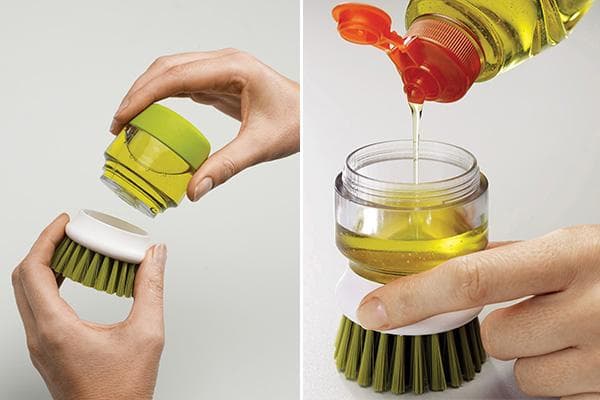 Brosse avec réservoir de détergent