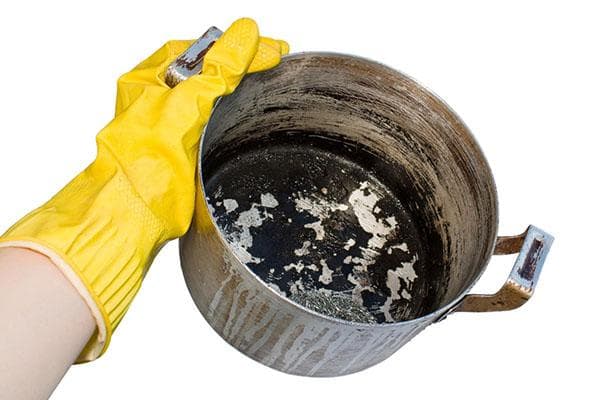 Casserole avec de la suie au fond