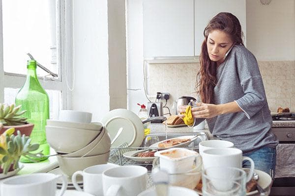 Femme faisant la vaisselle