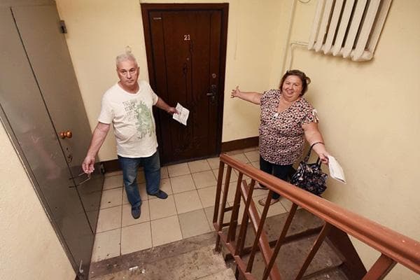 Voisins dans l'escalier