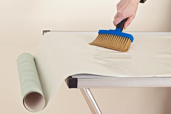 Appliquer de la colle sur une feuille de papier peint