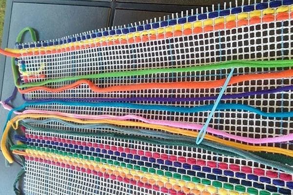 Tisser un tapis sur une maille