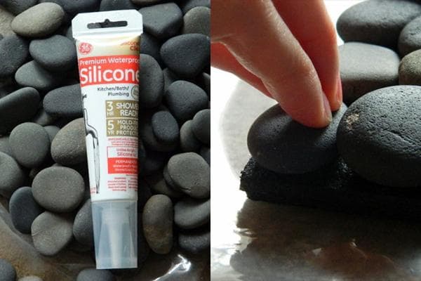 Coller des cailloux sur un tapis