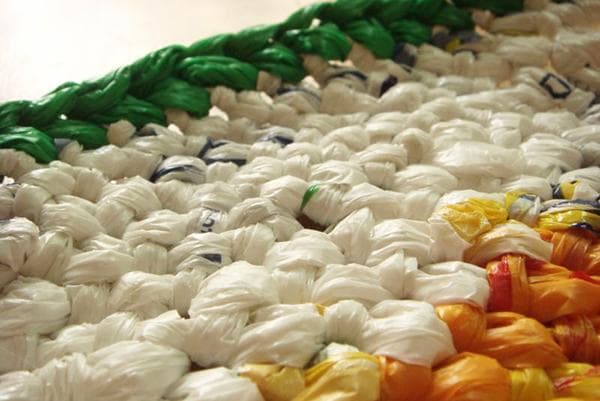 Tapis tricoté à partir de sacs