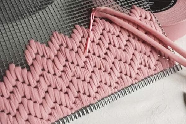 Tricoter un tapis sur une maille