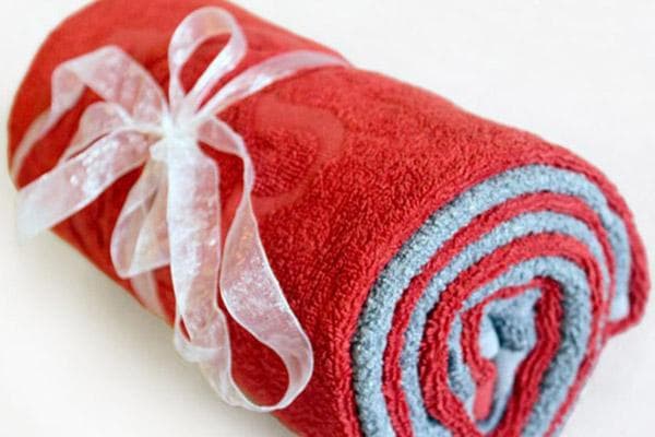 Rouleau de deux serviettes de couleurs différentes