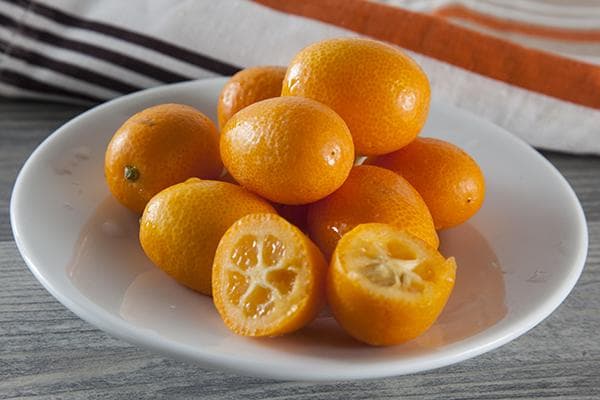 Kumquat sur une soucoupe