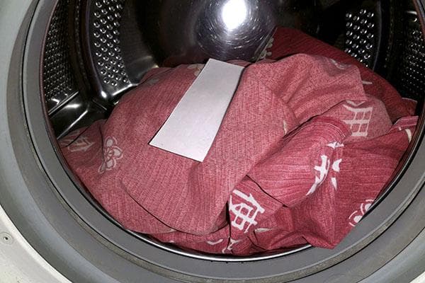 Feuille de lavage dans le tambour de la machine à laver