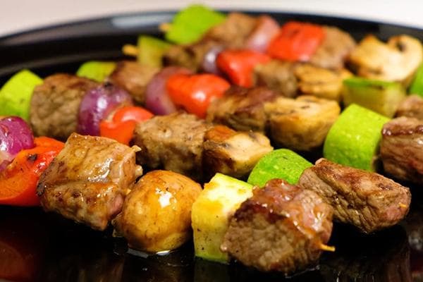 Brochettes de boeuf et légumes