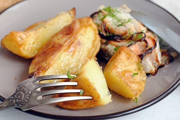 Pommes de terre sautées aux oignons et poisson