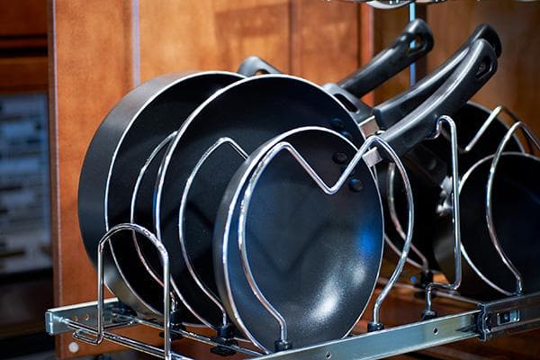 Casseroles dans la cuisine