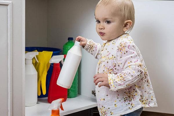 Produits chimiques pour enfants et ménagers