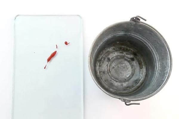 Taches de peinture sur verre