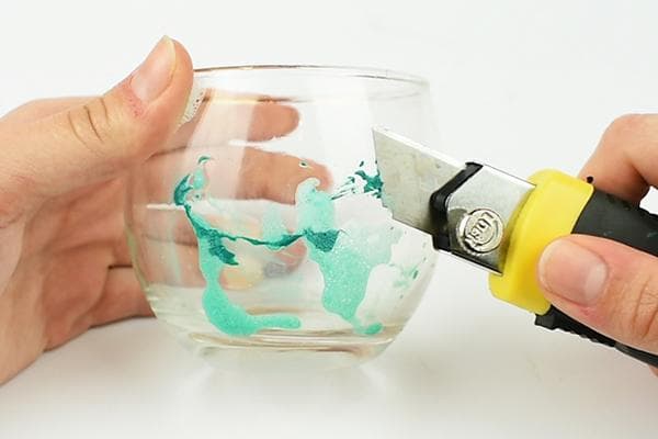 Nettoyage mécanique du verre de la peinture