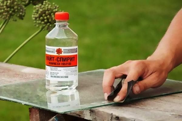 Enlever les taches de peinture sur le verre avec du white spirit
