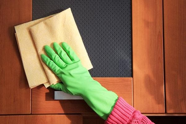 Nettoyer la vitre d'une porte d'armoire de cuisine