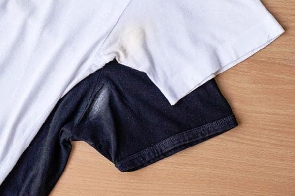 Taches de déodorant sur des T-shirts blancs et noirs