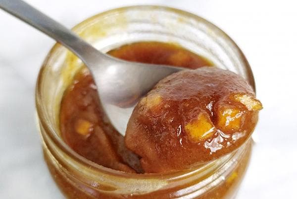 Miel à la cannelle et morceaux de pomme