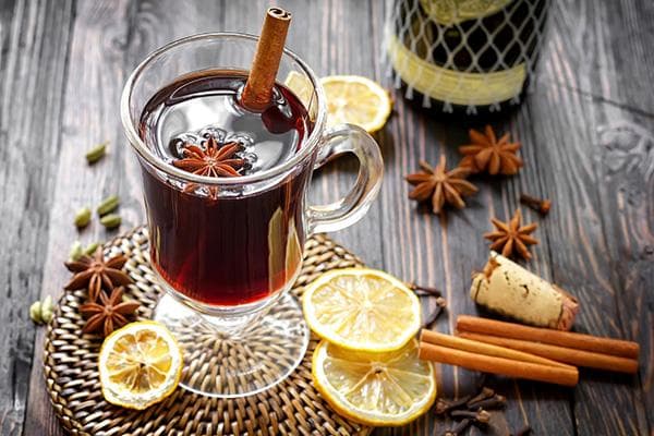 Vin chaud avec bâton de cannelle