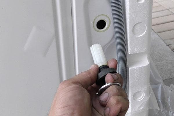 Retrait du boulon de transport de la machine à laver